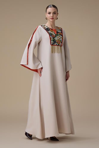 جلابية طويلة بيج بتطريز انيق ملون