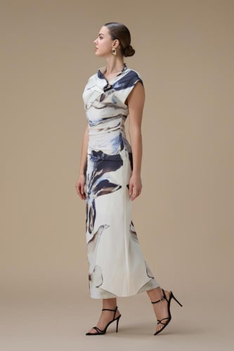 فستان ماكسي أبيض بنقشة زهرية بتصميم درابيه