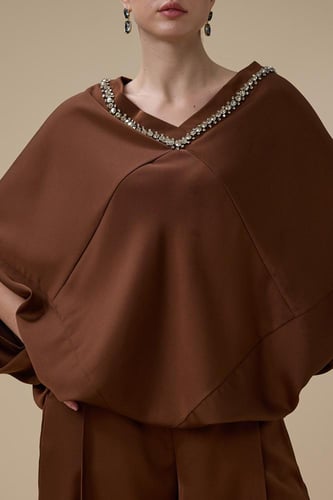 طقم بنطلون بني بتفاصيل كريستالية وقصة انسيابية