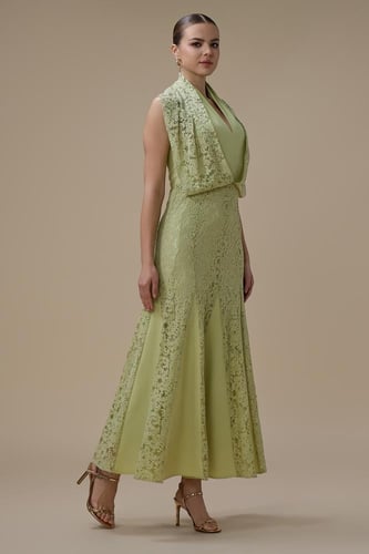 فستان طويل أخضر فاتح دانتيل بياقة هالتلر
