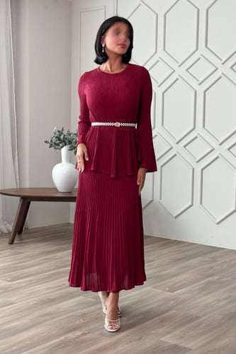 طقم تنورة وبلوزة بحزام لؤلؤ لون عودي