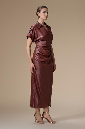 فستان كستنائي ميدي بأكمام قصيرة