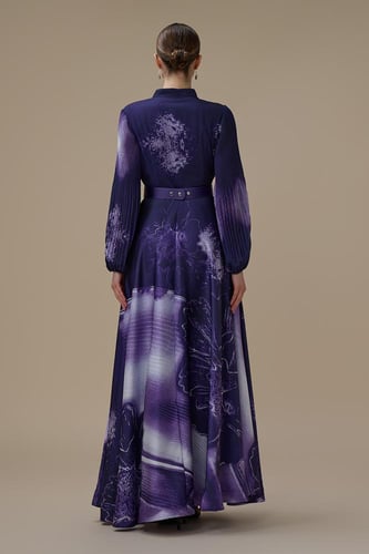 فستان بنفسجي طويل بأكمام طويلة مع حزام محدد للخصر