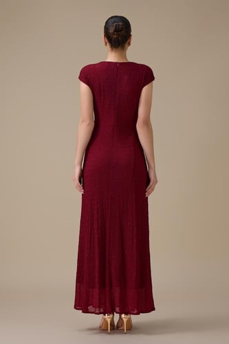 فستان طويل برغندي بتفصيلية جانبية