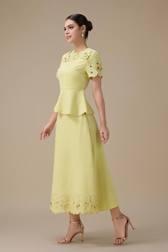 طقم تنورة ميدي أخضر فاتح بتفاصيل زهور ثلاثية الأبع...