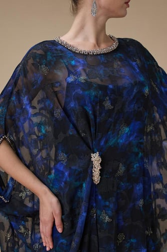 جلابية زرقاء واسعة بتفاصيل لامعة