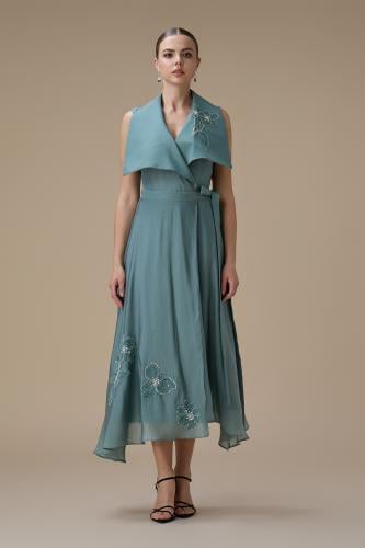 فستان ميدي أزرق بتطريزات زهرية