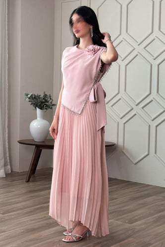 فستان بكسرات ورباط علي الخصر لون وردي