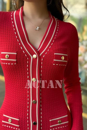 فستان ميدي بحياكة مضلعة مزين بأزرار لون احمر