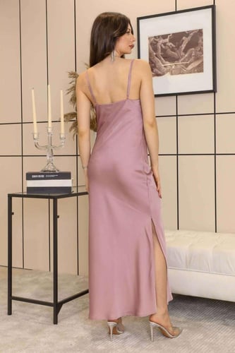 فستان ساتان بدرابيه من الجانب لون وردي