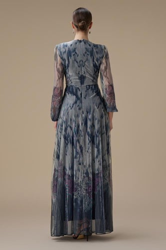 فستان ازرق طويل بقصة ملتفة مع أكمام شفافة