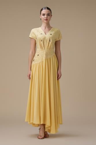فستان طويل أصفر بتطريز ناعم