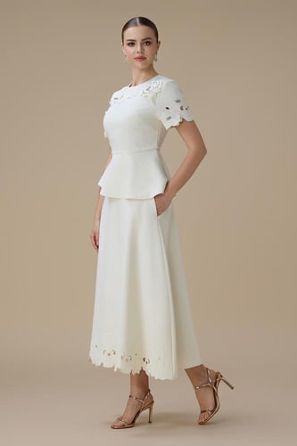 طقم تنورة ميدي سكري بتفاصيل زهور ثلاثية الأبعاد