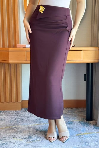 تنورة ميدي مزينة بحجر ذهبي لون عنابي