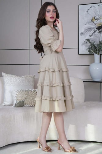 فستان قصير كلوش بطبقات لون بيج