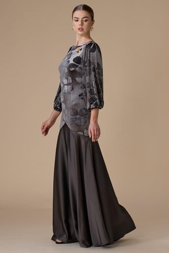 فستان رمادي طويل بنقوش زهرية