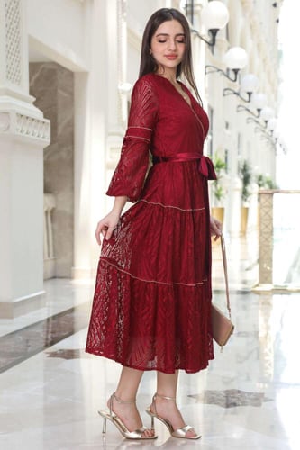 فستان ميدي دانتيل برباط عالخصر لون كستنائي