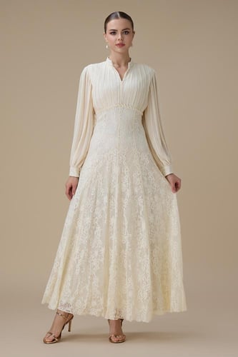 فستان طويل بلون سكري بتفاصيل دانتيل