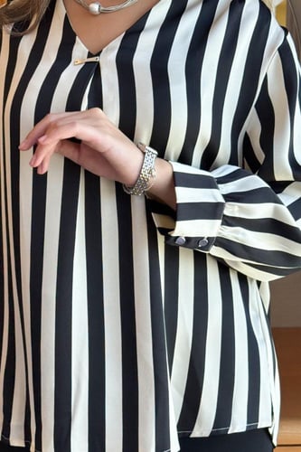 بلوزة ساتان مخططة