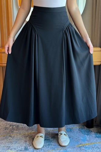 تنورة ميد بكسرات من الجنب لون اسود