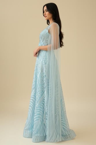 فستان سهرة طويل مزين بأزهار بأكمام كيب لون سماوي