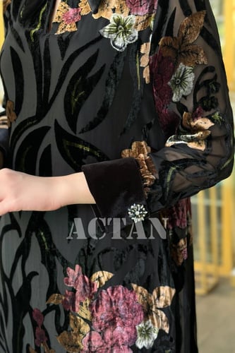 فستان مخملي بطبعة زهور وقصة مستقيمة