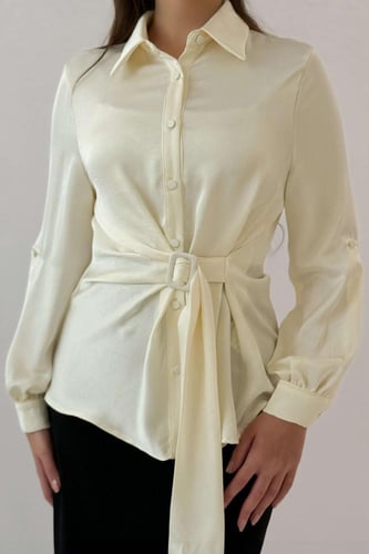 قميص ساتان بحزام من الجنب لون بيج فاتح