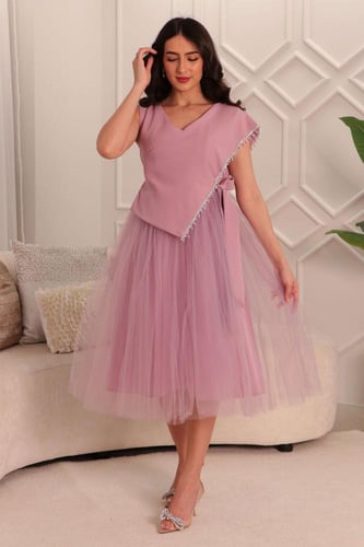 فستان ميدي تول بربطة من الجانب مزين بالكريستال لون...