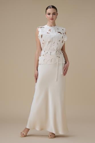 فستان سكري من قطعتين بتطريز ثلاثي الأبعاد