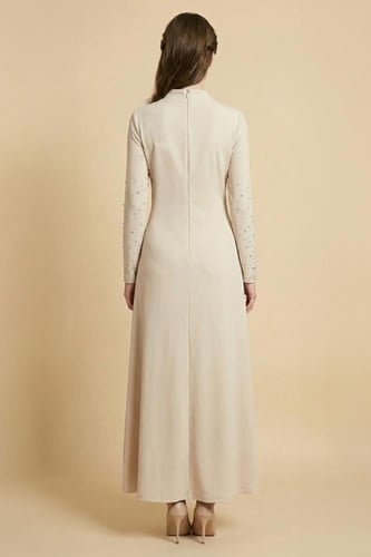 فستان ماكسي بأطراف مزينة بفصوص لون بيج