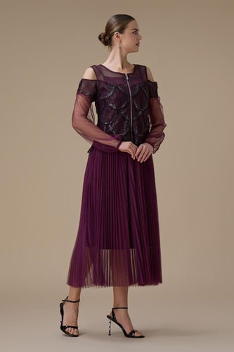 فستان ميدي عنابي بكتف مكشوف