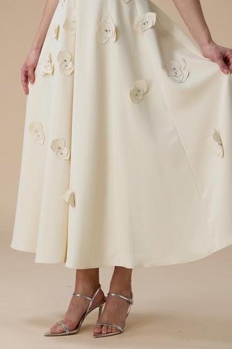 فستان سكري طويل بتفاصيل ورود بارزة