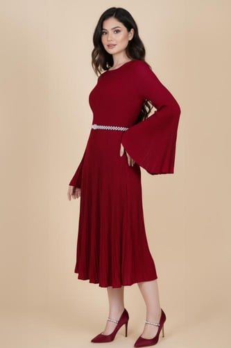 فستان ميدي بليسيه بحزام لؤلؤ لون عنابي