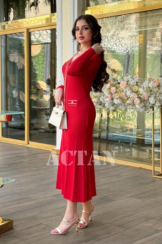 فستان ميدي بحياكة مضلعة مزين بأزرار لون احمر