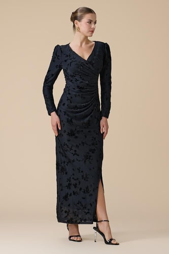 فستان اسود طويل مخمل