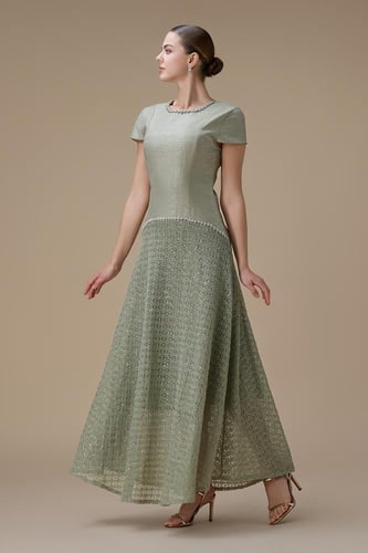 فستان طويل اخضر فاتح مع تطريز لؤلؤ