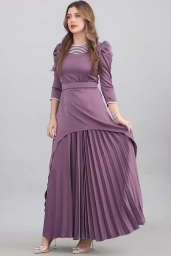 فستان بتصميم مقسم بلاسيه بكريستال عالياقه لون موف