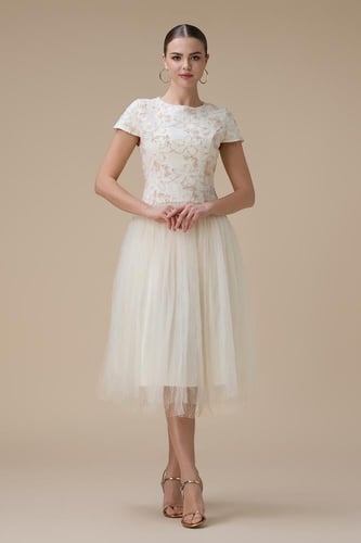 فستان قصير وردي مطرز بالزهور مع تنورة تول