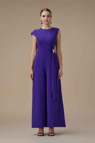 جمبسوت بنفسجي أنيق بقصة واسعة وتفاصيل خصر راقية