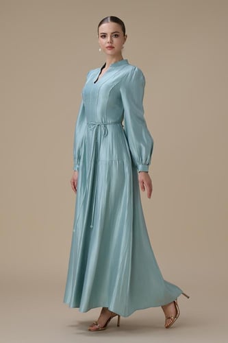 فستان ازرق طويل بتطريز ناعم