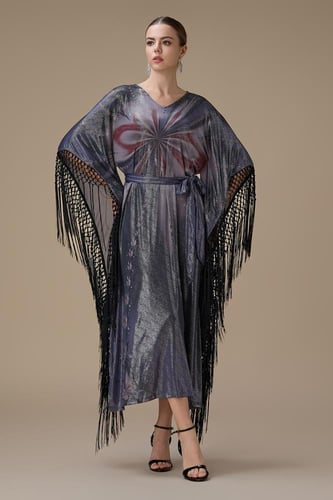 جلابية طويلة لامعة بتصميم واسع مع شرّابات