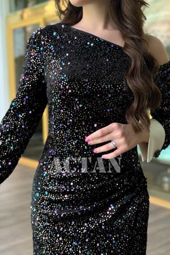 فستان طويل ترتر بأساور مطوية وكتف مكشوف