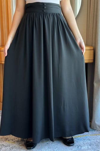 تنورة طويلة بخصر عالي لون اسود