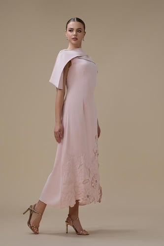 فستان ماكسي وردي بتطريز زهري