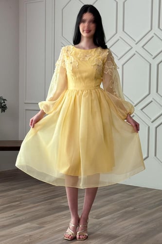 فستان قصير شيفون مزين بأبلكية ورد لون اصفر فاتح