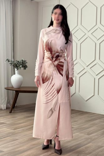 فستان درابية بطبعة أزهار بفتحة من الأمام