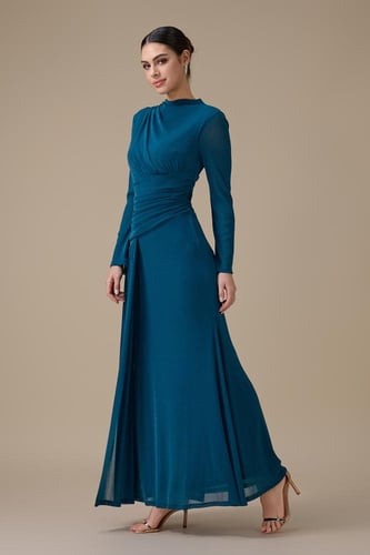 فستان طويل تركواز لامع بكسرات جانبية