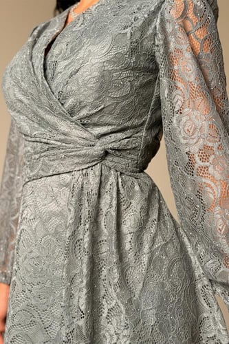 فستان دانتيل رمادي غامق بتصميم لف وأكمام طويلة
