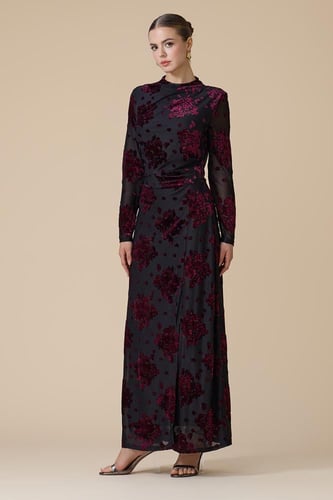 فستان احمر طويل بنقش ورود مخملية