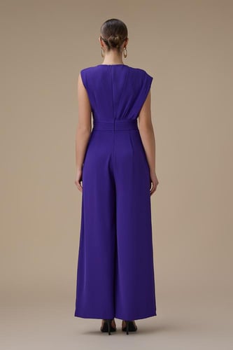 جمبسوت بنفسجي أنيق بقصة واسعة وتفاصيل خصر راقية